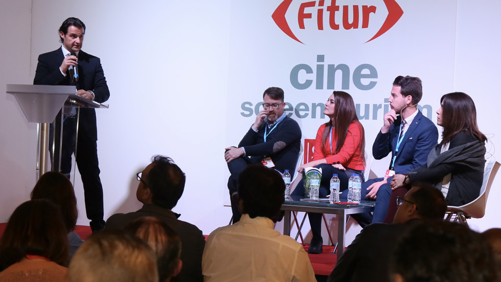Lorena Zamorano junto a los representantes de otras poblaciones de Alicante presentes en la Film Office