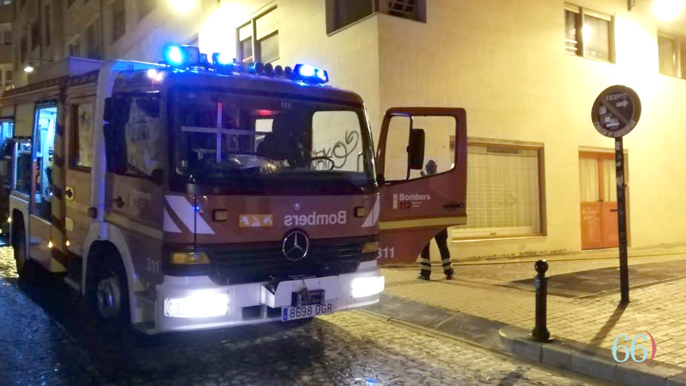 Cami&oacute;n de bomberos en la entrada de la calle donde ha sucedido el incendio