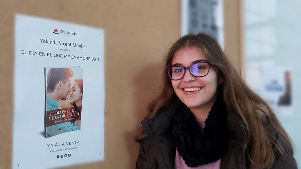 L'autora, Yolanda Vicent, amb el cartellde lapresentació de la seua novel·la 'El día en el que me enamoré de ti'
