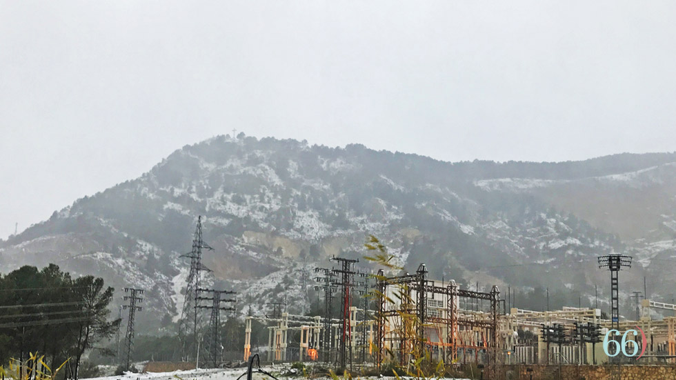 Las montañas aparecen nevadas al clarear el día