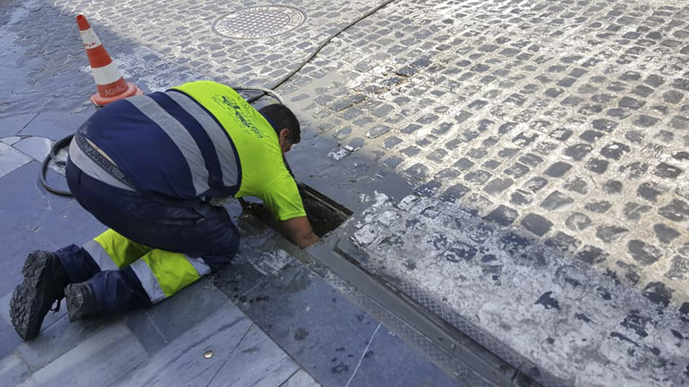 Operador de Aqualia en una alcantarilla