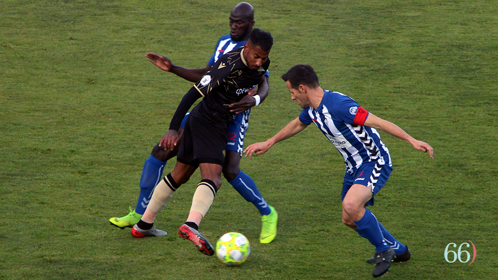 Diakit&eacute; y Navarro defienden una jugada de Jord&aacute;n