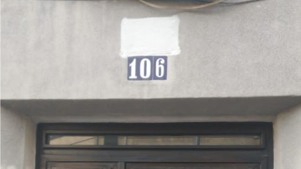 Fachada de un edificio donde se ha quitado la placa franquista