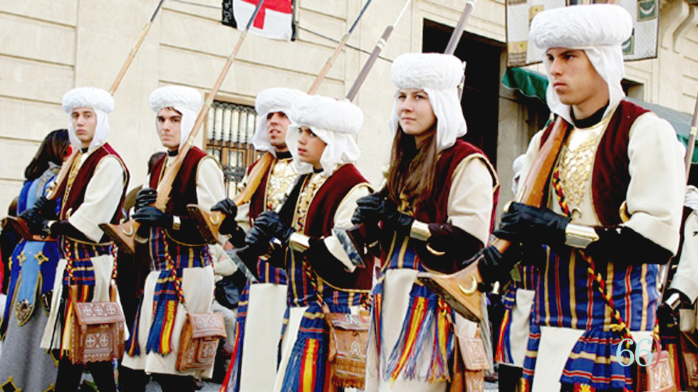 Fil&agrave; Marrakesch desfilant