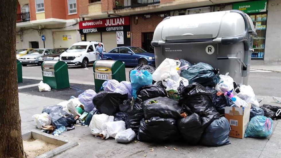 Acumulación de basura en los contenedores de la plaza Jaume el Conqueridor