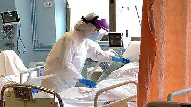 Cuidados a un enfermo en el Hospital Virgen de los Lirios / Foto DS Salud Alcoy