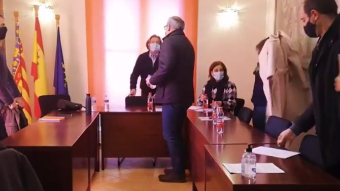 Moment del plenari amb salutació de Josep Manel Francés a Rafael Sanjuán