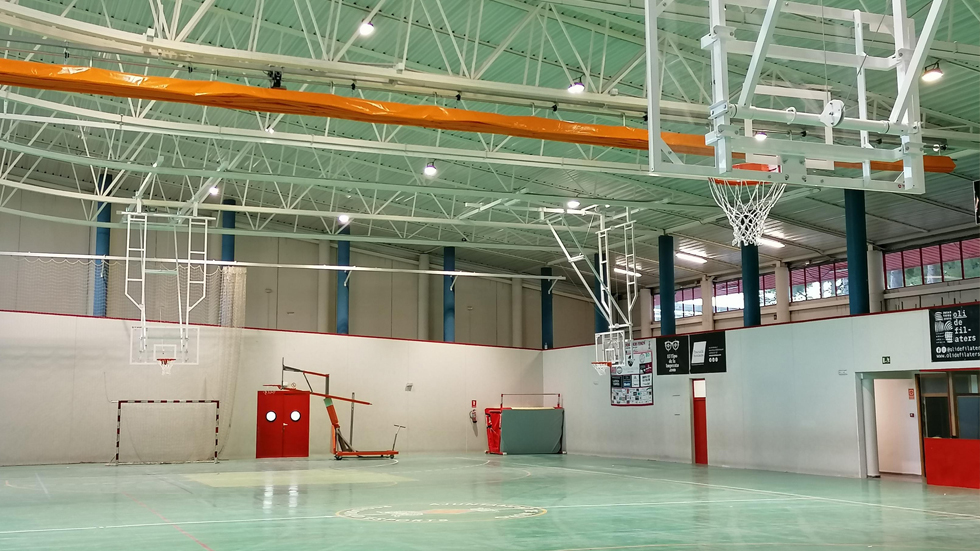 Noves cistelles de bàsquet instal·lades en el Poliesportiu Municipal de Muro