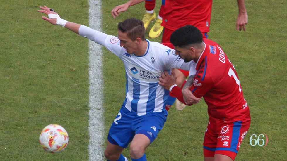 Rubio intenta controlar un balón ante un rival del Numancia