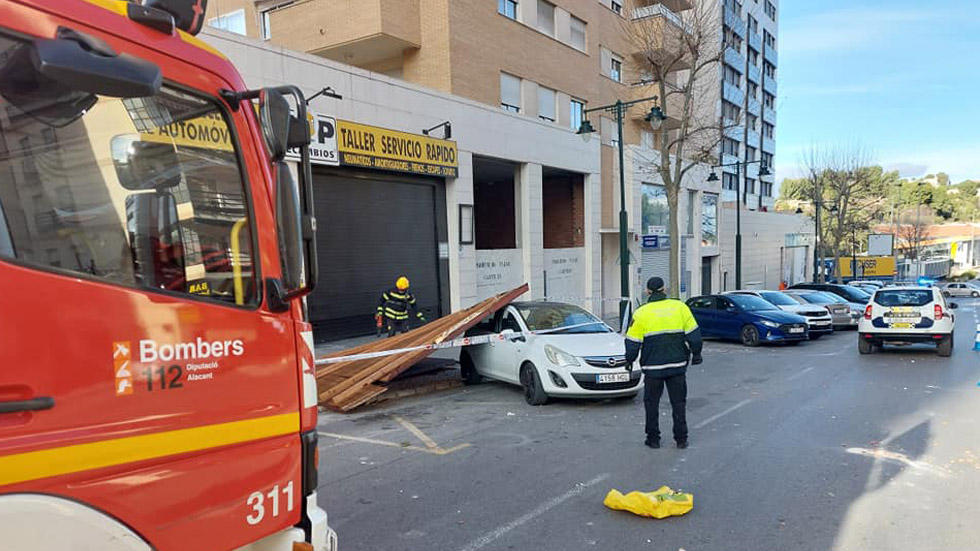 Policía y Bomberos trabajn conjuntamente durante el temporal / Foto: Fb Policia Local Alcoi