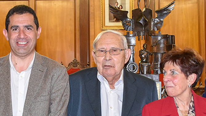 Sanus, en el centre de la foto, el dia de l'entrega de la maqueta a l'Ajuntament / Foto: Ajuntament d'Alcoi