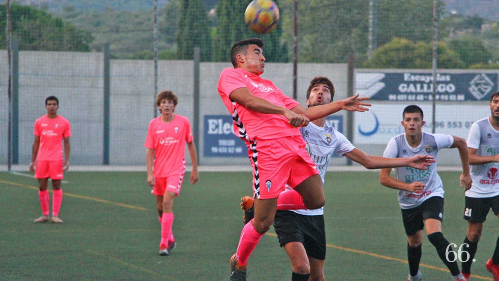 Antón disputa un balón ante el Muro en un amistoso de su anterior etapa como blanquiazul