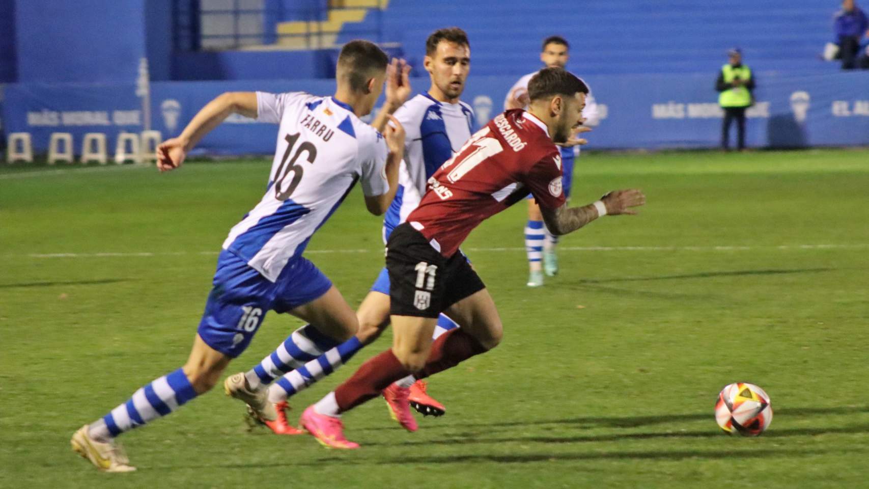 Farru e Imanol defienden una jugada del Mérida / Foto: Twitter Mérida AD