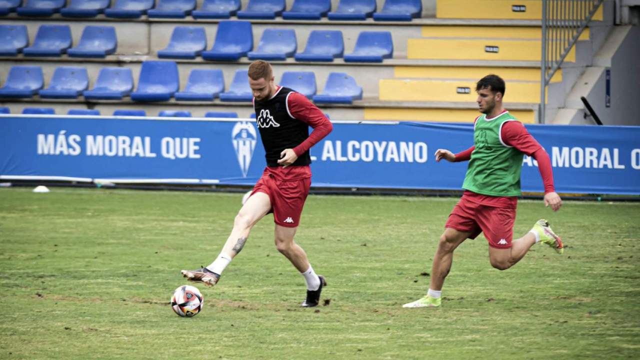 Monreal con el balón durante un entrenamiento / Foto: Facebook CDAlcoyano