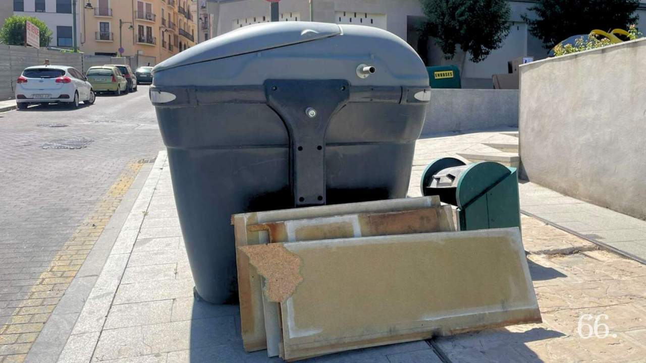 Restos depositados ante un contenedor en el Centre