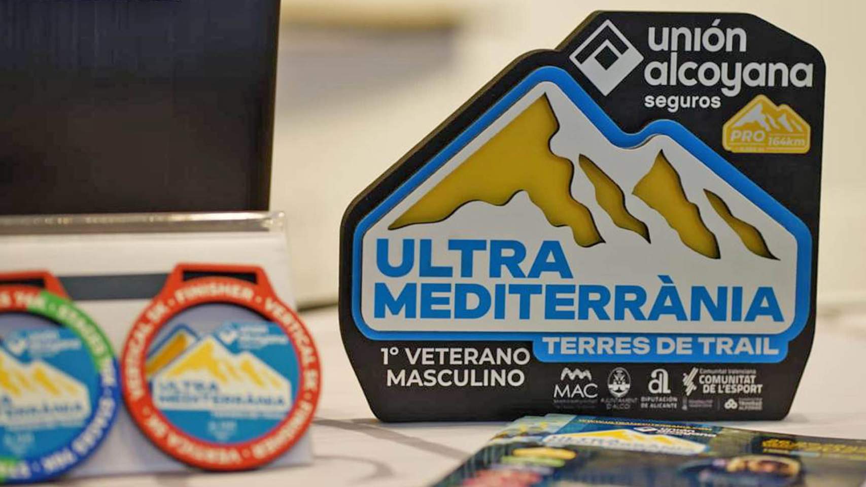 Medallas y trofeo de la carrera