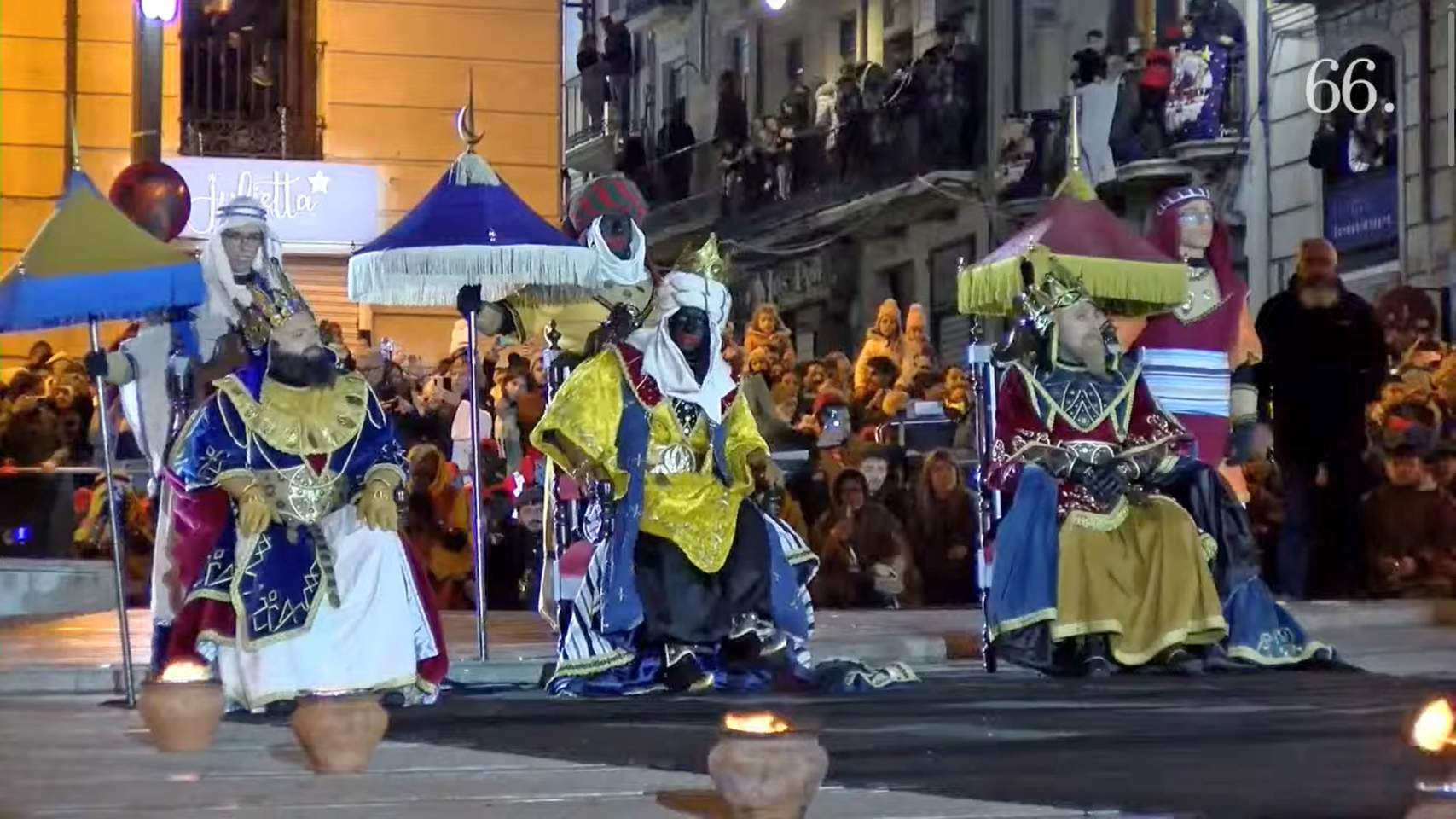 Los Reyes Magos y el p&uacute;blico detr&aacute;s durante la Adoraci&oacute;n
