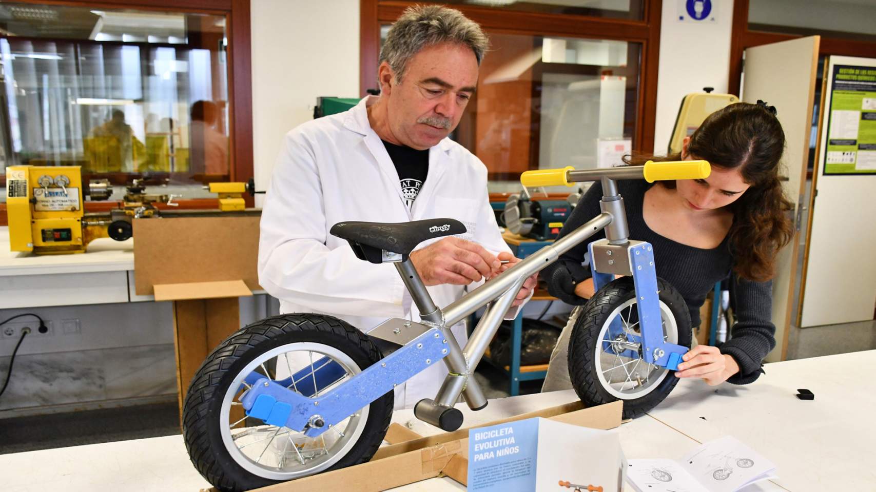 Ximo Pérez y Dolores García con la bici evolutiva