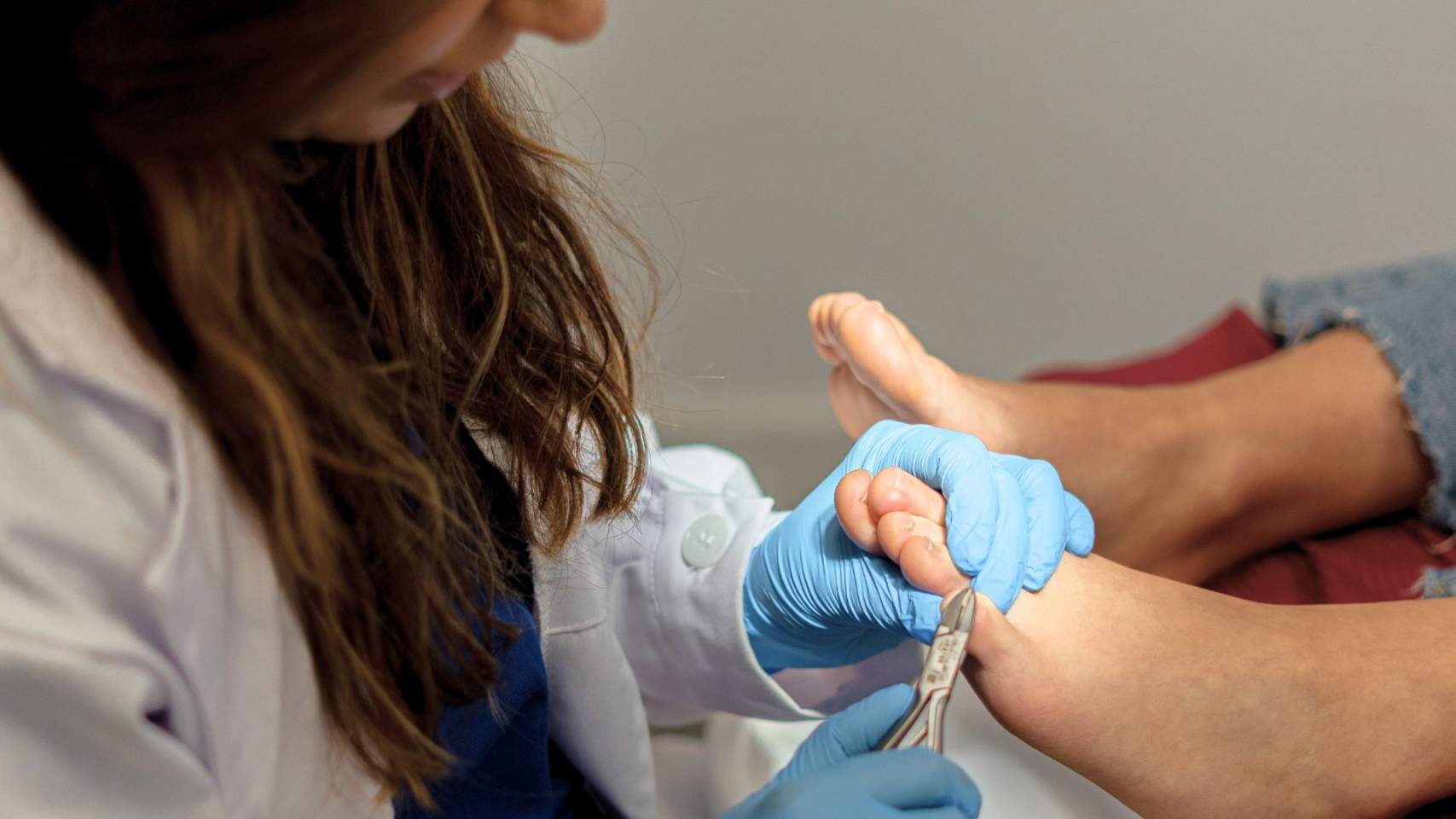 Rosa Barcel&oacute;, especialista en podologia avan&ccedil;ada, tractant les ungles del peu