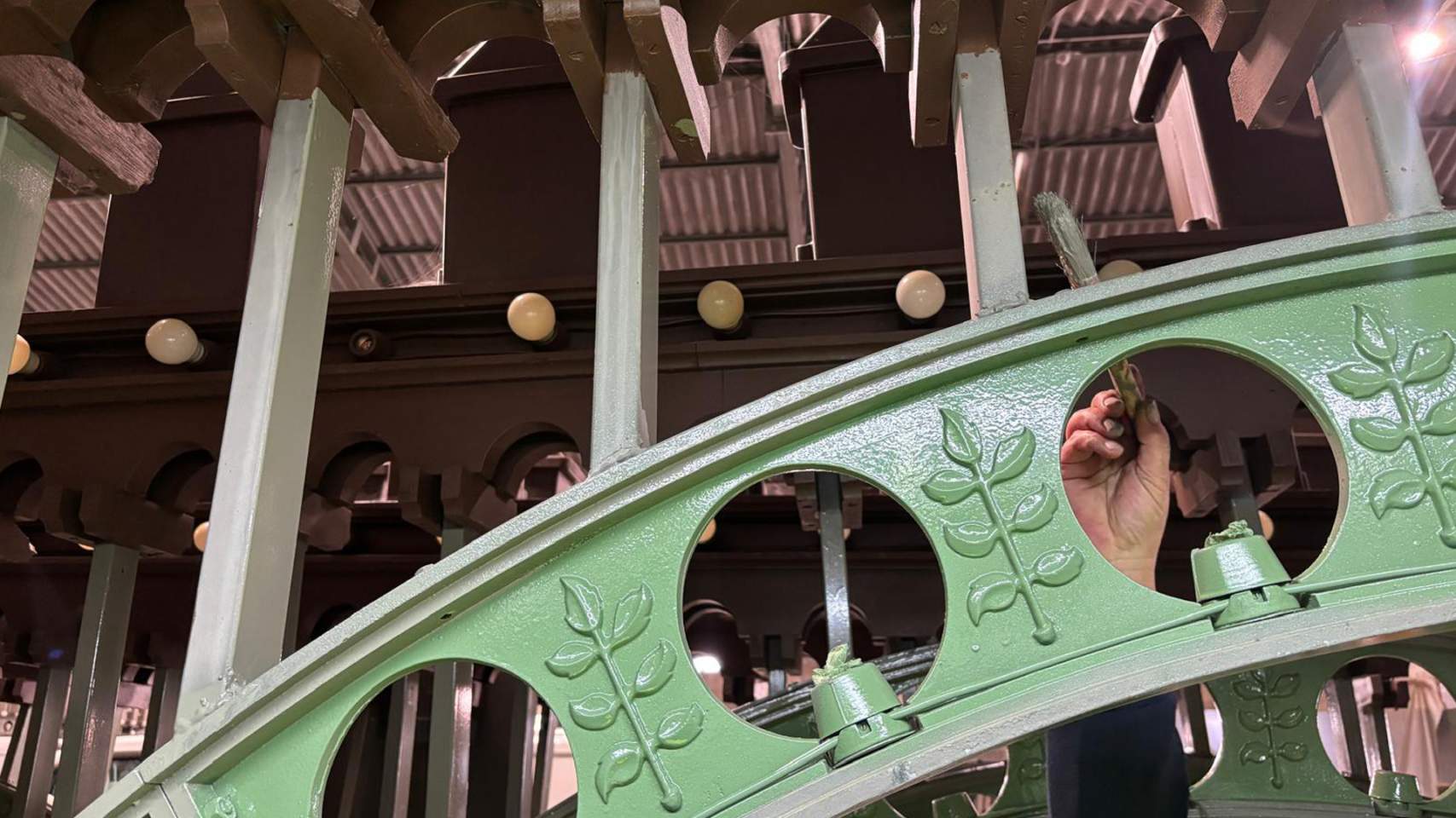 L’enramada de Festes lluirà color repintat per al 750 aniversari del patronatge de Sant Jordi