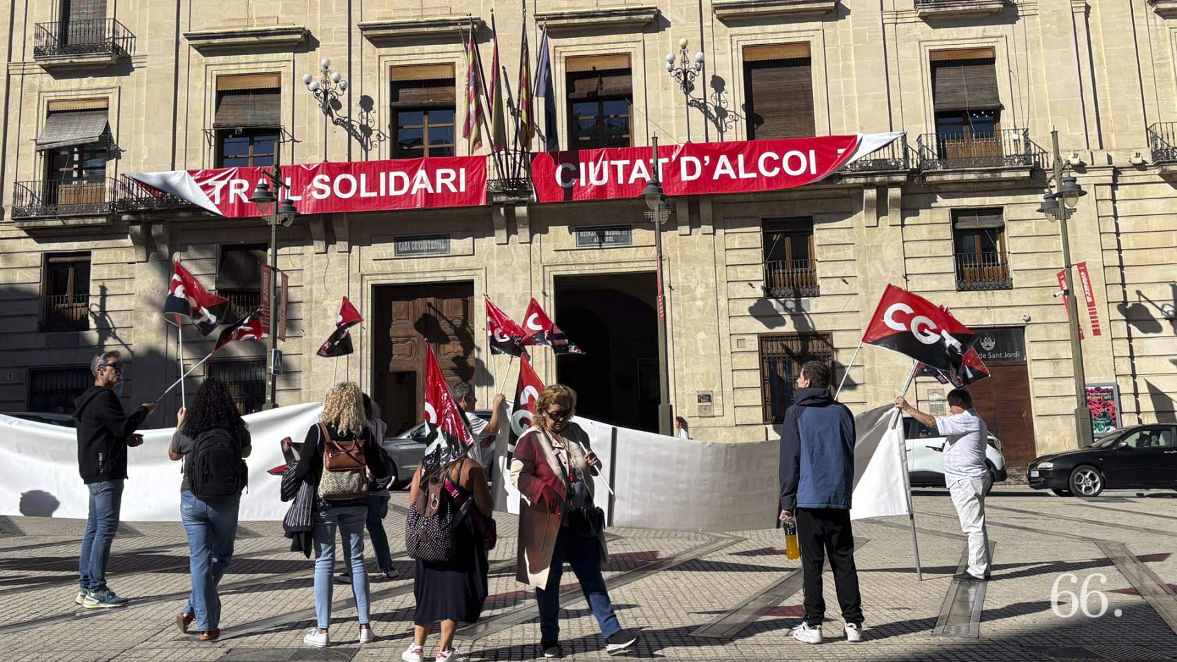 Protestes de CGT davant l'Ajuntament d'Alcoi