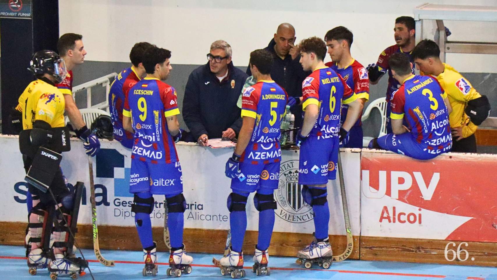 Pastor donant instruccions als jugadors durant un partit