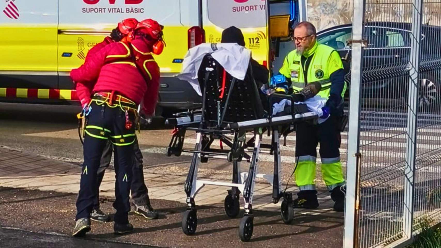 El ferit ha estat transferit a una ambul&agrave;ncia en un heliport pr&ograve;xim / Foto CPB
