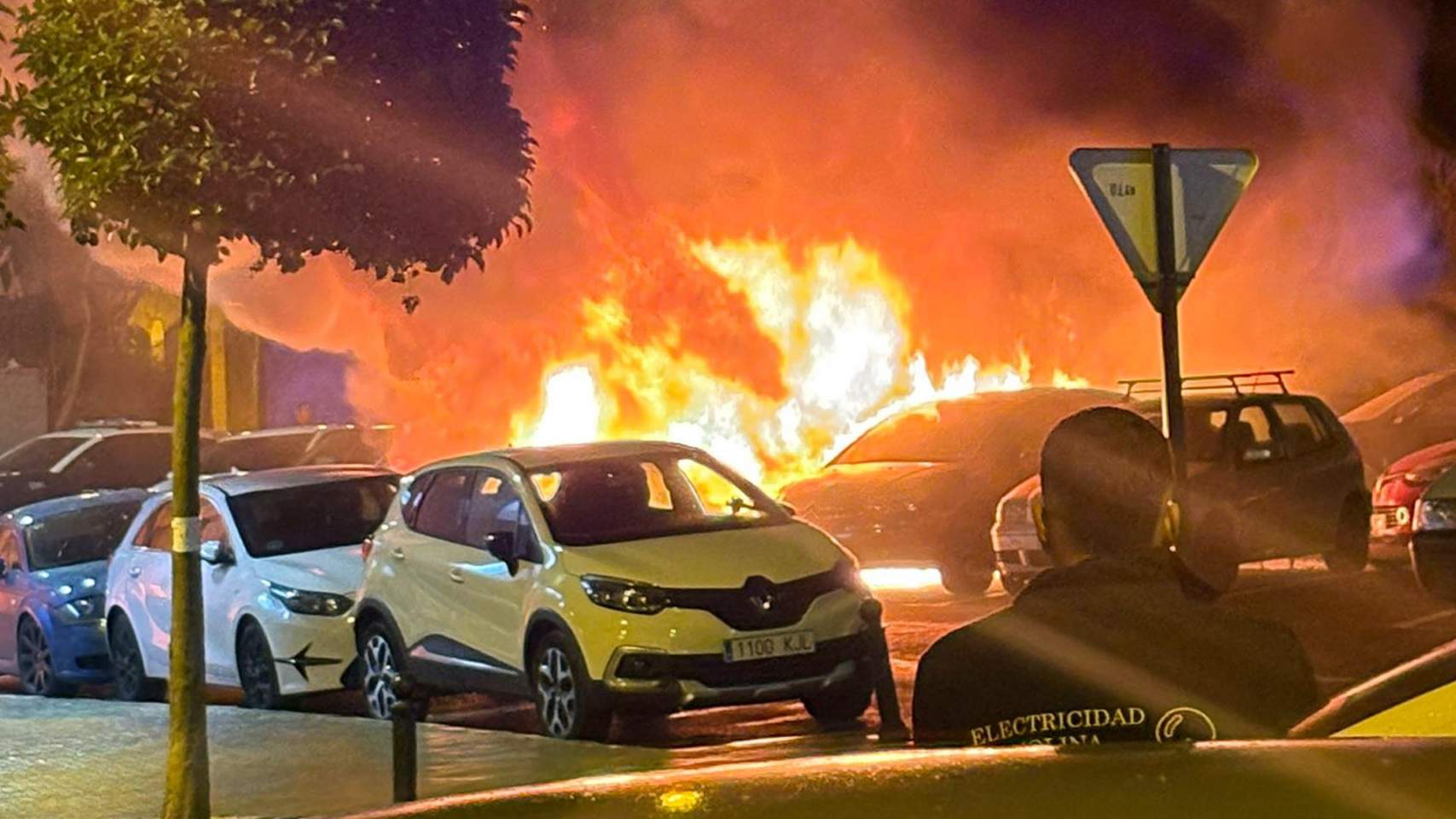 Un foc calcina cinc cotxes en el carrer Mestre Jos&eacute; Ribera Montes