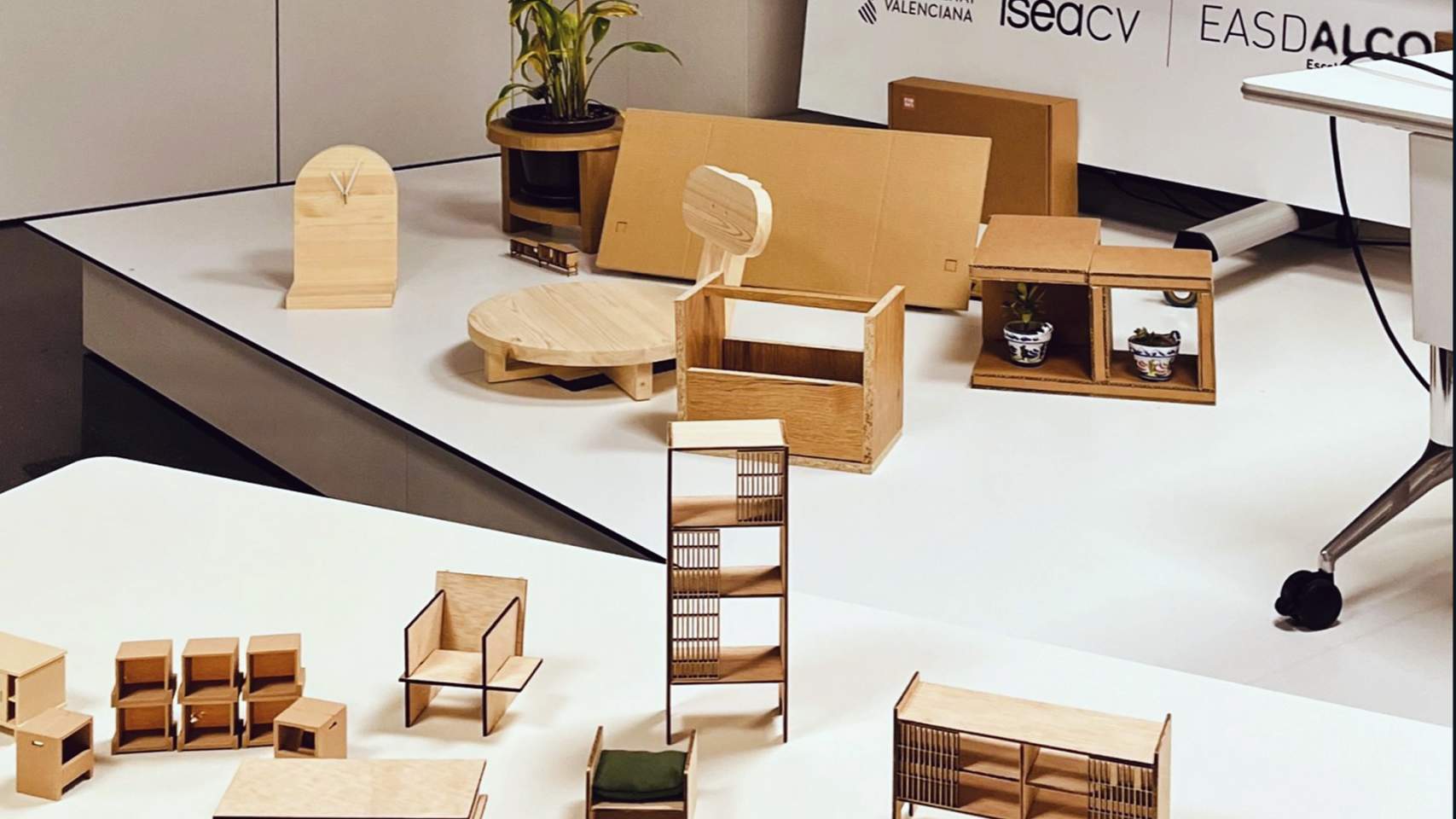 Alumnes d’EASDAlcoi aprenen disseny de producte amb l’empresa Naan Furniture