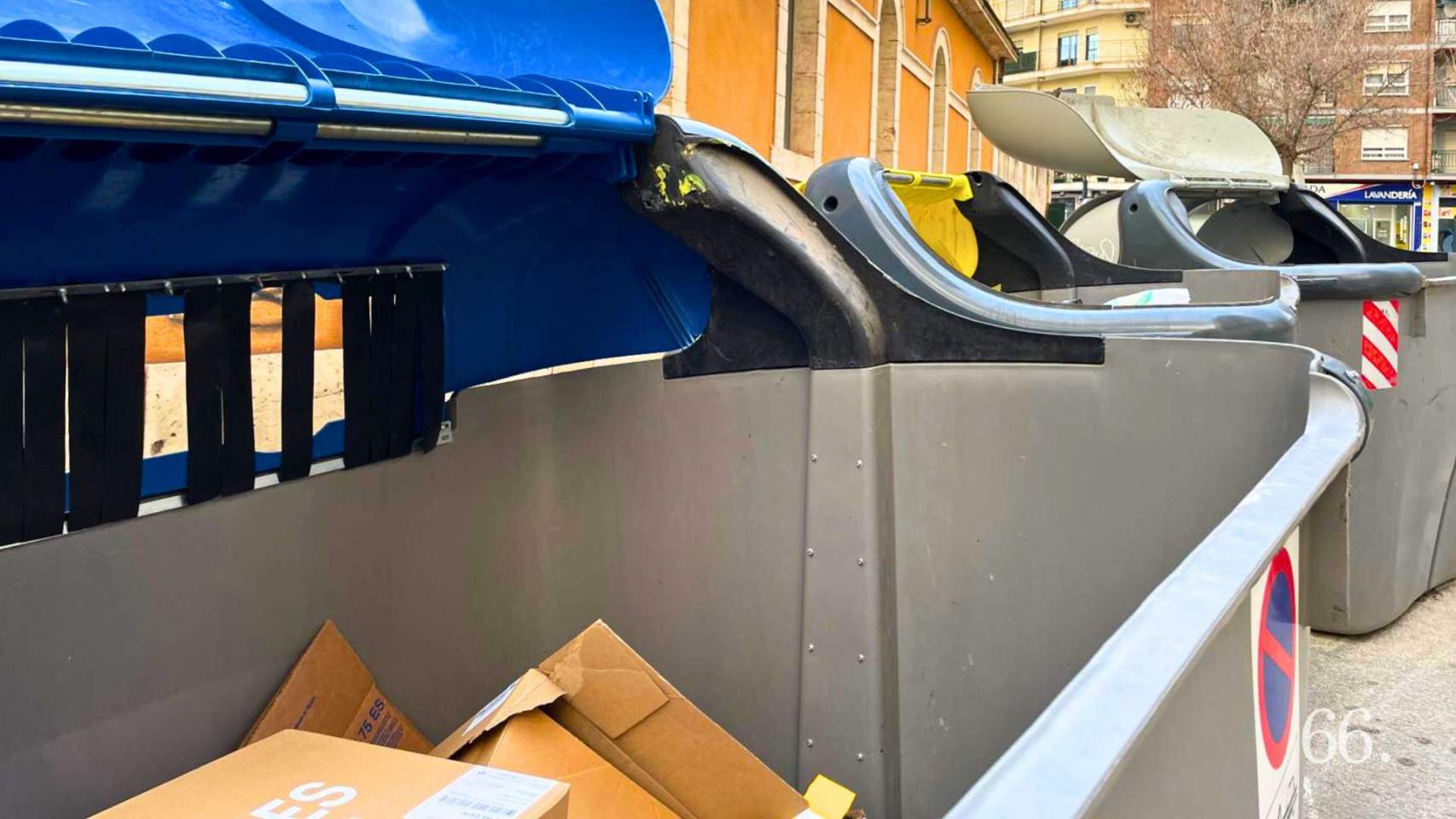 Contenidors amb tapes arrencades