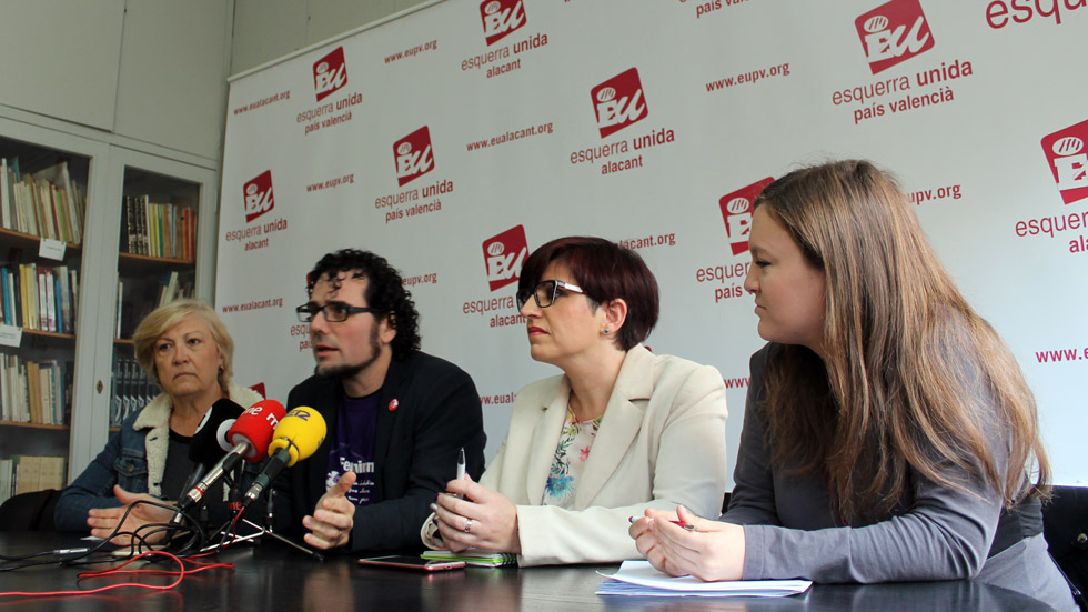 Estefanía Blanes sentada en el centro junto a los otros candidatos
