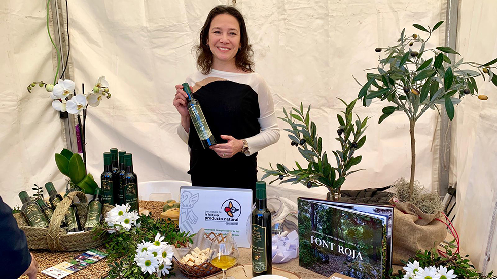 Indira Amaya en Valencia con el aceite de Masía La Mota