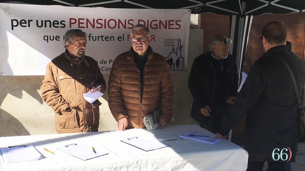 Los pensionistas recogiendo firmas Los pensionistas recogiendo firmas