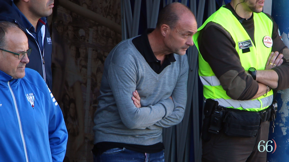 Vicente Mir en el túnel de vestuarios frente al Ejea