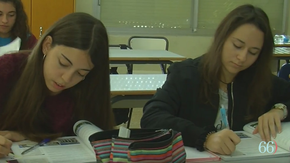 Alumnes de les Esclaves estudiant
