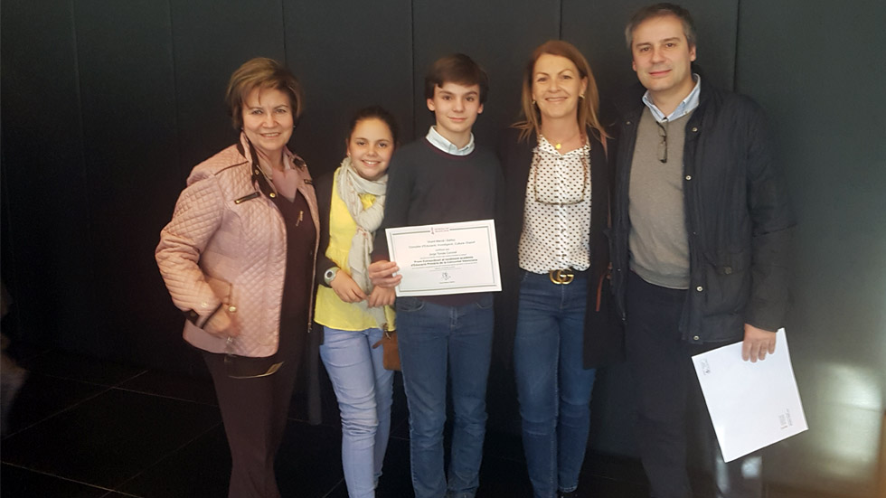 En el mig, Jorge, l'alumne guanyador del reconeixement