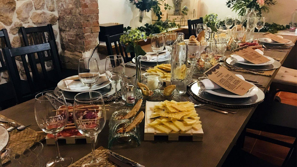 Taula preparada a l'Hostal Savoy Taula preparada a l'Hostal Savoy