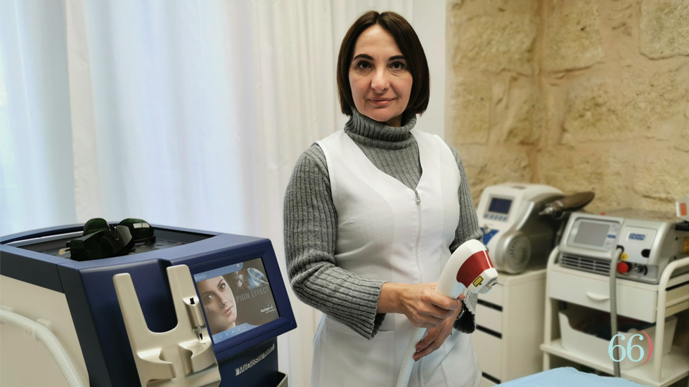 Mayte Ortiz con la máquina de Cavitación
