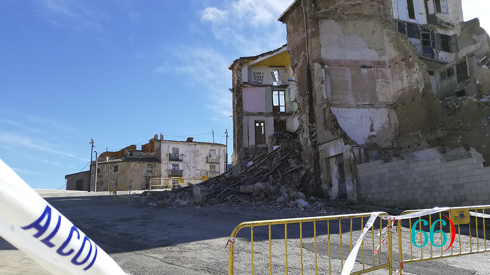 Edifico de Algessares derrumbado y la zona acordonada