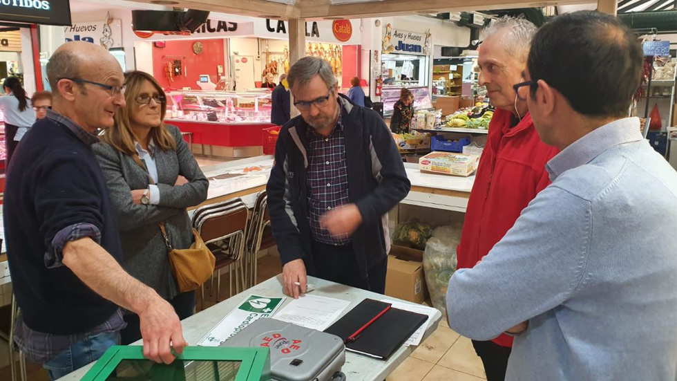 Colocación del nuevo desfibrilador en el mercado de la Zona Norte