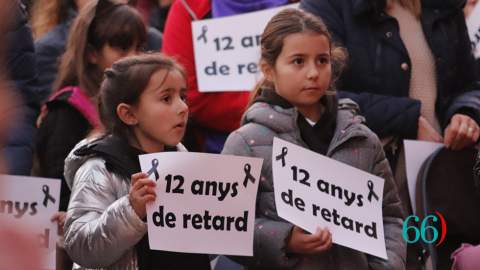 Manifestació per retard del nou col·legi del Bracal a la plaça del Matzem de Muro