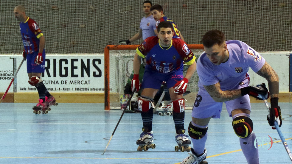 Gonzalo Pérez en jugada defensiva ante el Barcelona