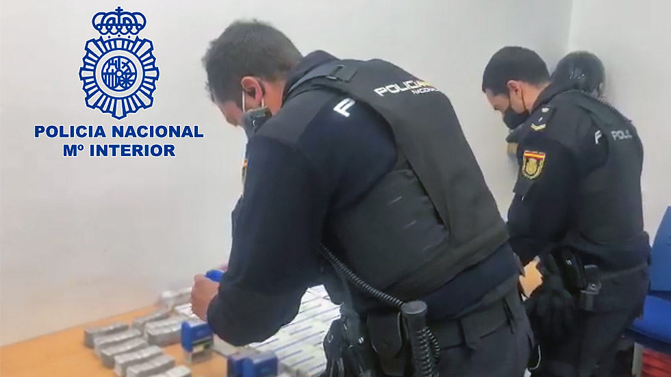 Agentes de la Policía nacional inspeccionan las recetas / Foto PN