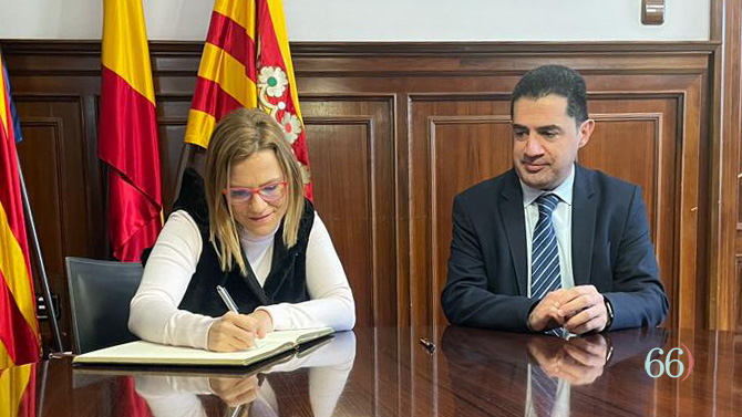 Pilar Bernab&eacute; firma en el Ayuntamiento junto a Antonio Franc&eacute;s / Foto: SBG