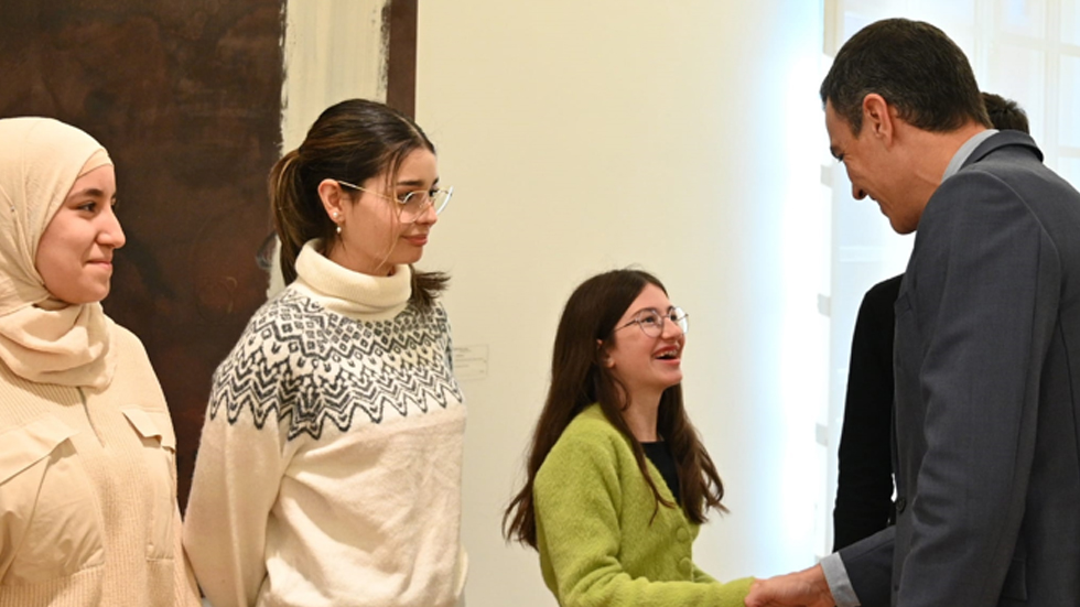 Aitana Belda juntament amb Pedro S&aacute;nchez a la trobada de Unicef Espanya