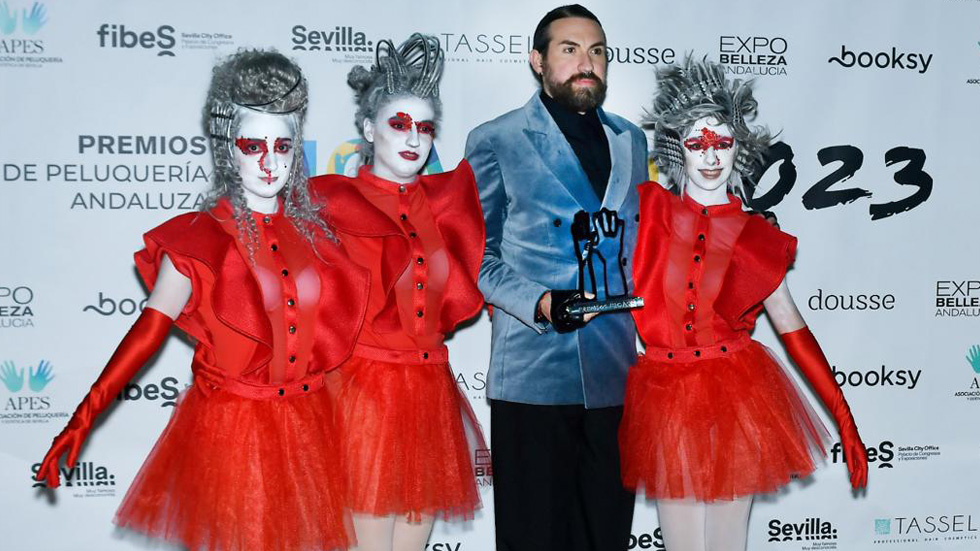 Javier Ventoso amb el premi junt a les ballarines / Foto: V&iacute;ctor Fot&ograve;grafs