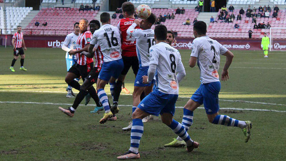 Disputa de un balón en Las Gaunas / Foto: Twitter CDAlcoyano