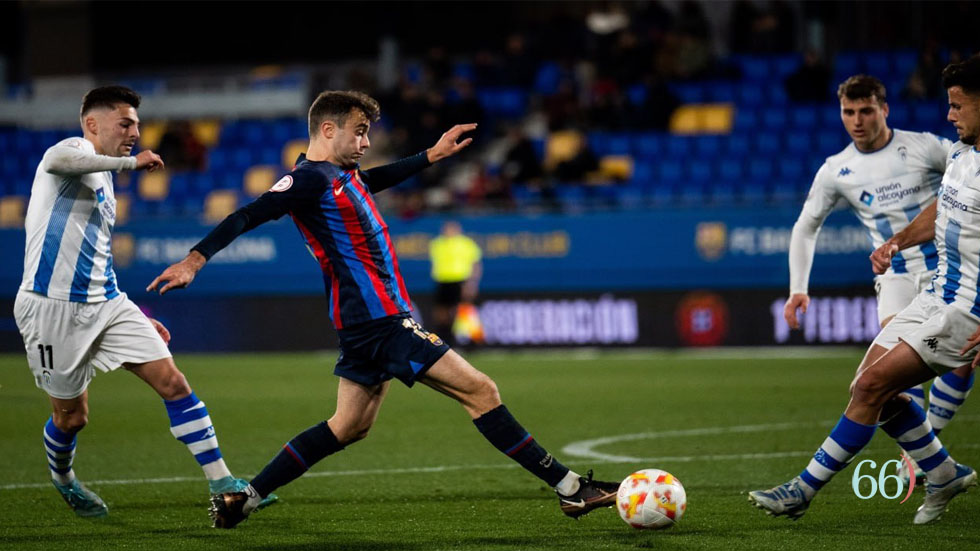 Liberto persiguiendo al jugador del Barça Atlètic / Foto Twitter @FCBarcelonaB