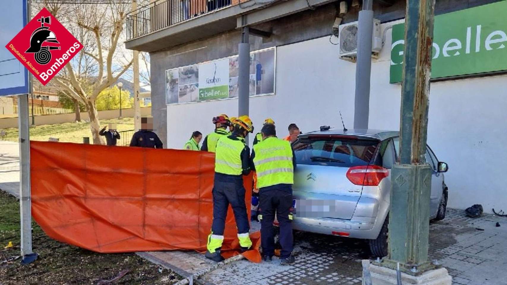 El coche siniestrado en el lugar del accidente / Foto CPB