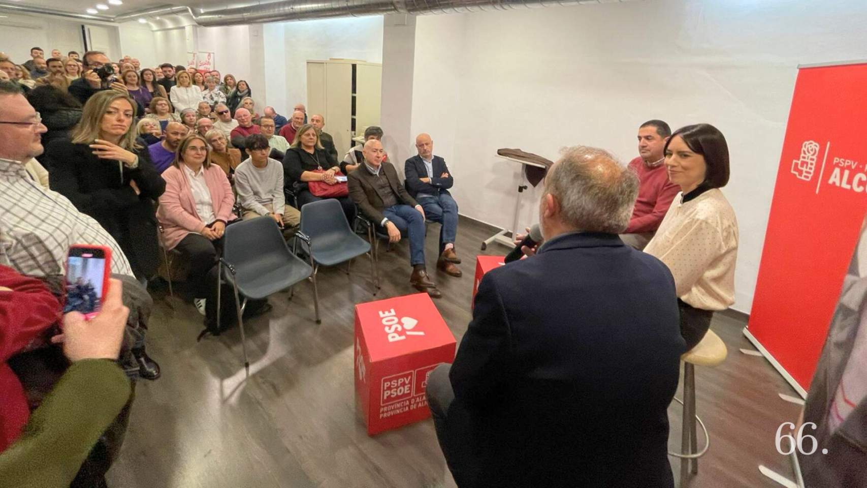 La visita de Diana Morant ha llenado el salón de actos de la sede socialista en Alcoy / Foto SBG